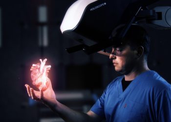 כותרת לתמונה: מערכת ה HOLOSCOPE-i של חברת ריל-ויו אימג'ינג - הקרנת הולוגרמות רפואיות אינטרקטיביות בחלל האויר הפתוח מעל החולה בזמן ההליך הרפואי. צילום יחצ