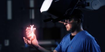 כותרת לתמונה: מערכת ה HOLOSCOPE-i של חברת ריל-ויו אימג'ינג - הקרנת הולוגרמות רפואיות אינטרקטיביות בחלל האויר הפתוח מעל החולה בזמן ההליך הרפואי. צילום יחצ