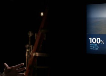 נשיא ומנכ"ל אפלייד מטיריאלס גארי דיקרסון מציג את תוכנית החבה לעבור לאנרגיה ירוקה בכנס הוירטואלי סמיקון ווסט. צילום יחצ