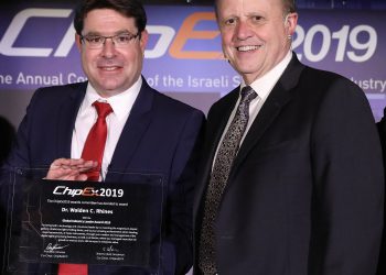 ד"ר וולי ריינס מקבל את פרס "מוביל התעשיה הגלובלית" מידי שר המדע והטכנולוגיה, אופיר אקוניס ב- ChipEx2019 צילום: ניב קנטור