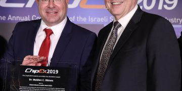 ד"ר וולי ריינס מקבל את פרס "מוביל התעשיה הגלובלית" מידי שר המדע והטכנולוגיה, אופיר אקוניס ב- ChipEx2019 צילום: ניב קנטור