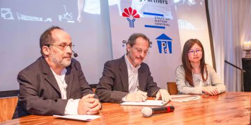 מונה לי, הנספחת הכלכלית של טיוואן בישראל, פרופ' יוג'ין קנדל, מנכ"ל Start-Up Nation Central, רני שפרון, מנכ"ל הלתייר גלוב ונציג i2i בישראל בטקס החתימה. צלמת: נטי לוי.