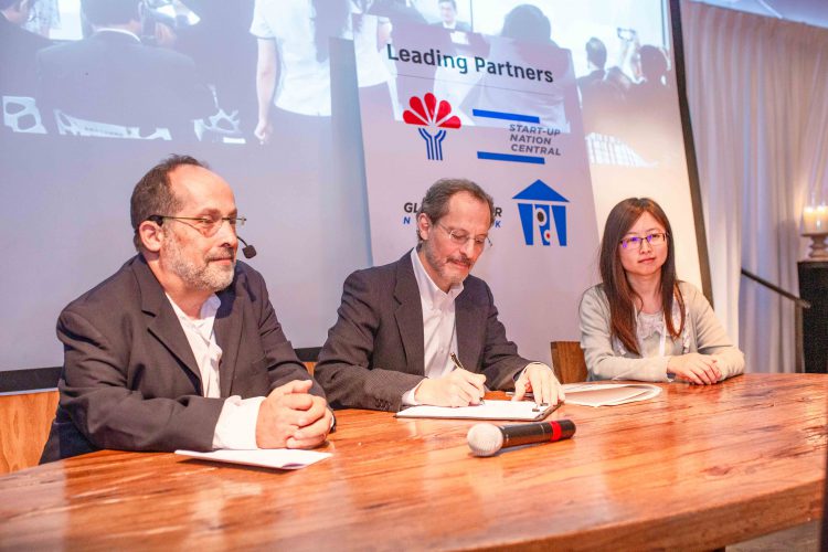 מונה לי, הנספחת הכלכלית של טיוואן בישראל, פרופ' יוג'ין קנדל, מנכ"ל Start-Up Nation Central, רני שפרון, מנכ"ל הלתייר גלוב ונציג i2i בישראל בטקס החתימה. צלמת: נטי לוי.