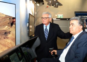 יהושע (שיקי) שני, מנכ"ל לוקהיד מרטין ישראל ושר הכלכלה והתעשייה עמיר פרץ. צילום: סיוון פרג'