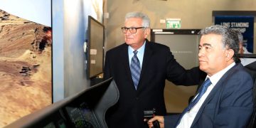 יהושע (שיקי) שני, מנכ"ל לוקהיד מרטין ישראל ושר הכלכלה והתעשייה עמיר פרץ. צילום: סיוון פרג'