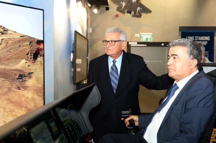 יהושע (שיקי) שני, מנכ"ל לוקהיד מרטין ישראל ושר הכלכלה והתעשייה עמיר פרץ. צילום: סיוון פרג'