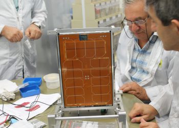 הוביק אגלריאן, מהנדס האלקטרוניקה הראשי של מכון אשר לחקר החלל, עם המקלט הלווייני החדש. צילום: שרון צור, דוברות הטכניון