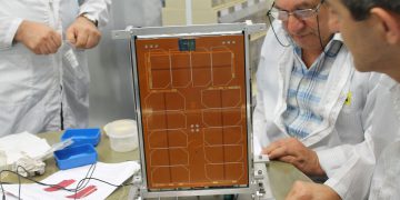 הוביק אגלריאן, מהנדס האלקטרוניקה הראשי של מכון אשר לחקר החלל, עם המקלט הלווייני החדש. צילום: שרון צור, דוברות הטכניון