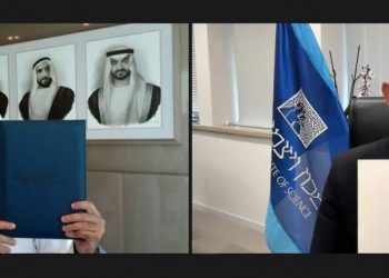 מעמד החתימה הווירטואלי, אתמול. נשיא מכון ויצמן למדע, פרופ׳ אלון חן, והשר לתעשייה וטכנולוגיה מתקדמת של איחוד האמירויות, ד"ר סולטן אחמד אלג'אבר