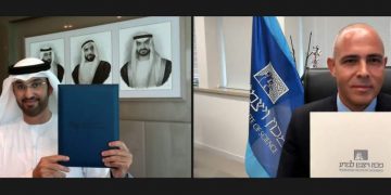מעמד החתימה הווירטואלי, אתמול. נשיא מכון ויצמן למדע, פרופ׳ אלון חן, והשר לתעשייה וטכנולוגיה מתקדמת של איחוד האמירויות, ד"ר סולטן אחמד אלג'אבר