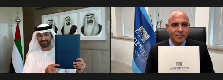 מעמד החתימה הווירטואלי, אתמול. נשיא מכון ויצמן למדע, פרופ׳ אלון חן, והשר לתעשייה וטכנולוגיה מתקדמת של איחוד האמירויות, ד"ר סולטן אחמד אלג'אבר