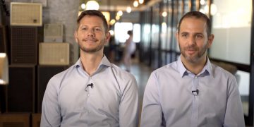 מייסדי אורורה לאבס. מימין-אורי לדרמן (סמנכל תפעול) זוהר פוקס (מנכ"ל). צילום זאב ארזי