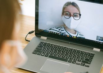 להסתכל בלבן של העיניים… כיצד לצלוח משבר באמצעות תקשורת ארגונית יעילה