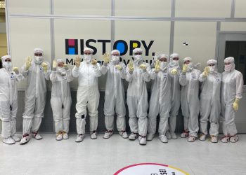 עובדי אינטל בקרית גת חוגגים את המעבר לטכנולוגית 10 ננומטר. צילום יחצ