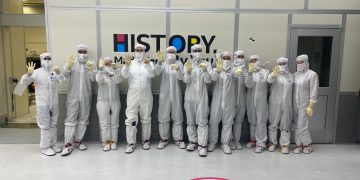 עובדי אינטל בקרית גת חוגגים את המעבר לטכנולוגית 10 ננומטר. צילום יחצ