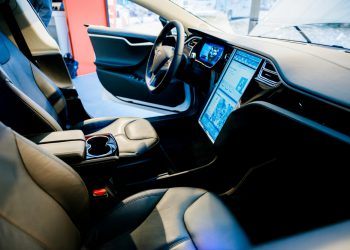 מושב הנהג במכונית טסלה. צילום: המחשה: depositphotos.com