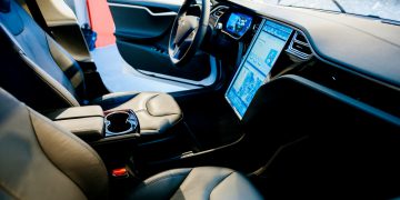 מושב הנהג במכונית טסלה. צילום: המחשה: depositphotos.com