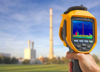 מצלמת אינפרה אדום מופנית לעבר ארובה תעשייתית. צילום: המחשה: depositphotos.com