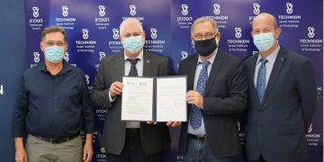 חתימה על ההסכם בין הטכניון לאוניברסיטת טוקושימה, הצד הישראלי. צילום: דוברות הטכניון