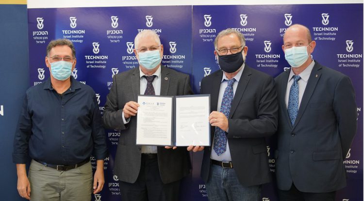 חתימה על ההסכם בין הטכניון לאוניברסיטת טוקושימה, הצד הישראלי. צילום: דוברות הטכניון