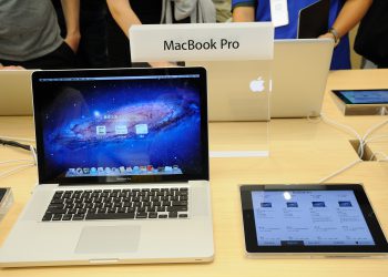 מחשב מאק פרו בחנות של אפל. המחשה: depositphotos.com