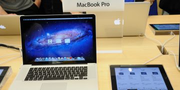 מחשב מאק פרו בחנות של אפל. המחשה: depositphotos.com