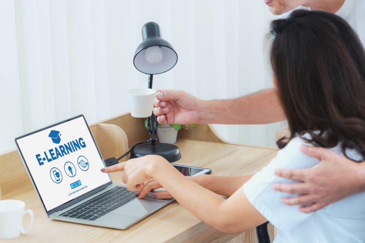 עבודה ולימודים מרחוק בתקופת הקורונה. המחשה: depositphotos.com