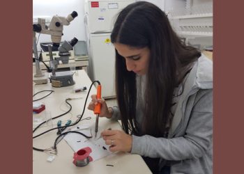 מכינה מקום לאוזן על השבב. עידן פישל. צילום: דוברות אוניברסיטת תל אביב