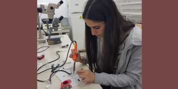 מכינה מקום לאוזן על השבב. עידן פישל. צילום: דוברות אוניברסיטת תל אביב