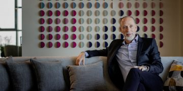 איתן אופנהיים במשרדים החדשים של נובה בטאיוואן. צילום יחצ