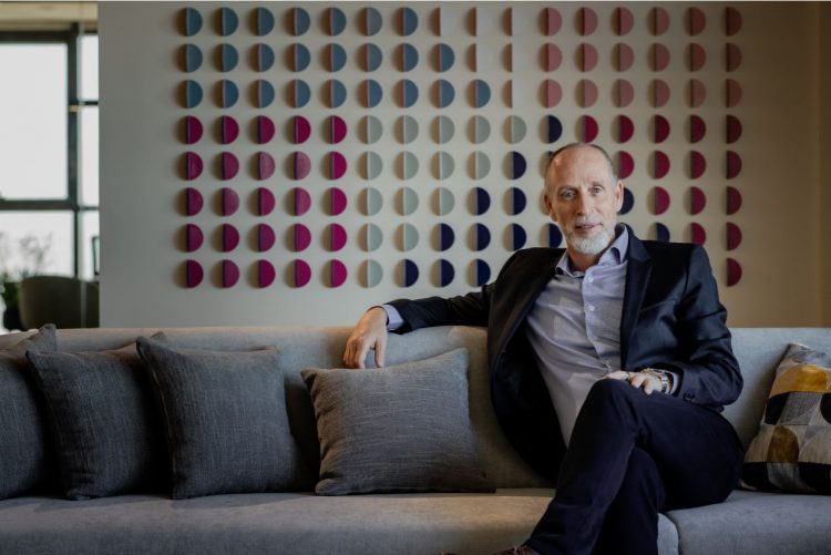 איתן אופנהיים במשרדים החדשים של נובה בטאיוואן. צילום יחצ