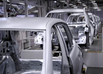 קו ייצור במפעל רכב.