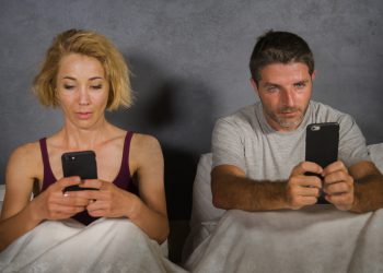ההתמכרות לסלולאר והפגיעה בתקשורת הבין אישית. איור: depositphotos.com