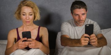 ההתמכרות לסלולאר והפגיעה בתקשורת הבין אישית. איור: depositphotos.com