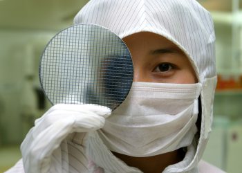 בדיקות ייצור במפעל שבבים בשנחאי. המחשה: depositphotos.com