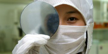 בדיקות ייצור במפעל שבבים בשנחאי. המחשה: depositphotos.com