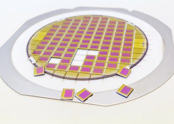 הפרדת שבבים מהפרוסה עליה ישבו בעת הייצור. איור: depositphotos.com