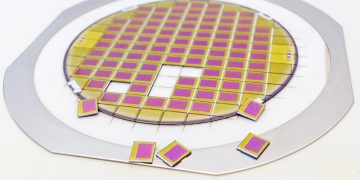 הפרדת שבבים מהפרוסה עליה ישבו בעת הייצור. איור: depositphotos.com