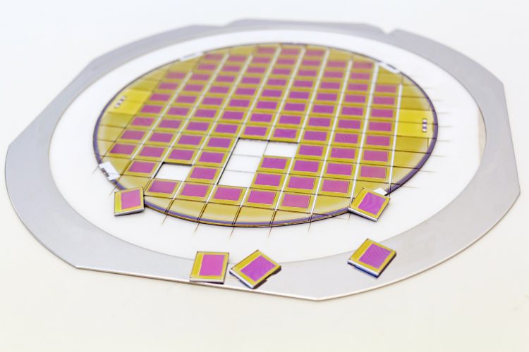 הפרדת שבבים מהפרוסה עליה ישבו בעת הייצור. איור: depositphotos.com