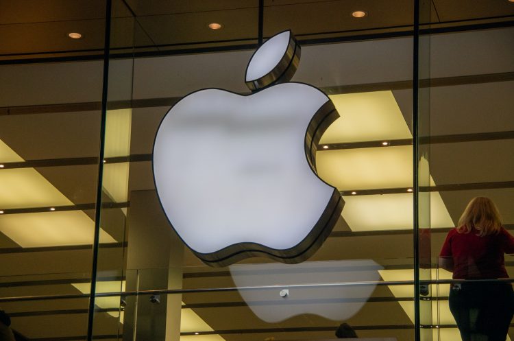 חלון ראווה של אחת מחנויות אפל. המחשה: depositphotos.com