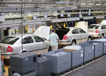 פורד וניסאן סגרו אתרי ייצור  מכוניות בגלל המחסור בשבבים