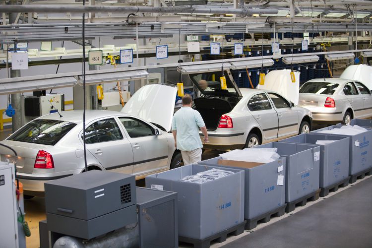 פורד וניסאן סגרו אתרי ייצור מכוניות בגלל המחסור בשבבים