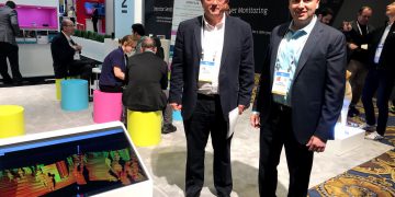 אורן רוזנצווייג ודויד אוברמן מחברת אינוויז בתערוכת CES 2019. צילום: אבי בליזובסקי