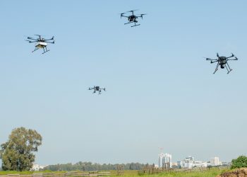 רחפנים בעת הניסוי שהתקיים בשמי חדרה ב-20 במארס 2021. צילום יחצ