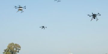 רחפנים בעת הניסוי שהתקיים בשמי חדרה ב-20 במארס 2021. צילום יחצ