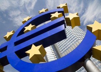 שלט ועליו לוגו מטבע היורו ליד מטה הבנק האירופי המרכזי בפרנקפורט.אילוסטרציה: depositphotos.com