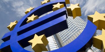 שלט ועליו לוגו מטבע היורו ליד מטה הבנק האירופי המרכזי בפרנקפורט.אילוסטרציה: depositphotos.com