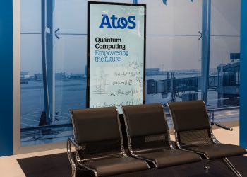 שלט פרסומת של חברת אטוס בנמל התעופה של הנובר, גרמניה, 13 ביוני 2018. עידוד הפעילות בתחום הקוונטים באירופה. אילוסטרציה: depositphotos.com