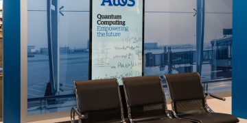 שלט פרסומת של חברת אטוס בנמל התעופה של הנובר, גרמניה, 13 ביוני 2018. עידוד הפעילות בתחום הקוונטים באירופה. אילוסטרציה: depositphotos.com