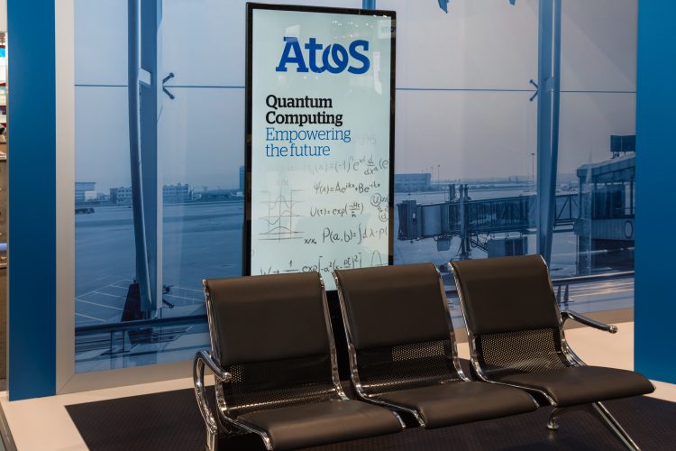 שלט פרסומת של חברת אטוס בנמל התעופה של הנובר, גרמניה, 13 ביוני 2018. עידוד הפעילות בתחום הקוונטים באירופה. אילוסטרציה: depositphotos.com